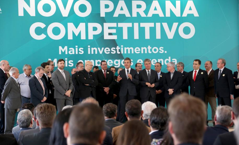 O governador Beto Richa assinou nesta quinta-feira (16) em evento no Palácio Iguaçu o decreto que estabelece as novas regras do programa, que passa a incluir mais segmentos, como e-commerce, comércio atacadista e varejista, e a permitir a utilização de créditos de ICMS para investimentos. Curitiba,16/03/2017 Foto: Jaelson Lucas / ANPr