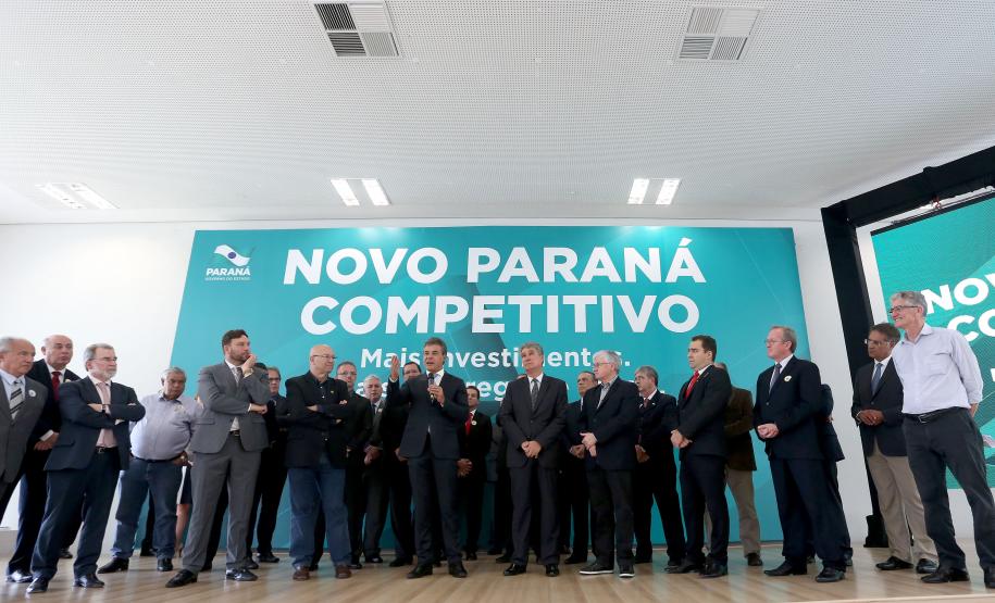 O governador Beto Richa assinou nesta quinta-feira (16) em evento no Palácio Iguaçu o decreto que estabelece as novas regras do programa, que passa a incluir mais segmentos, como e-commerce, comércio atacadista e varejista, e a permitir a utilização de créditos de ICMS para investimentos. Curitiba,16/03/2017 Foto: Jaelson Lucas / ANPr