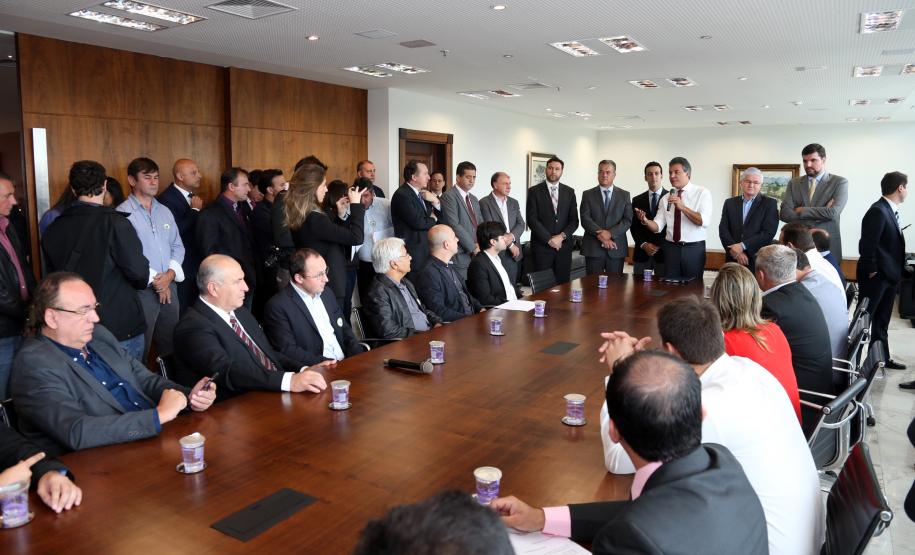 O governador Beto Richa aprovou nesta segunda-feira (20), durante reunião com prefeitos no Palácio Iguaçu, pedidos de financiamento de 72 municípios. São R$ 55,85 milhões que devem ser liberados pelo Sistema de Financiamento aos Municípios (SFM).foto Orlando Kissner/ANPr.20/03/2017