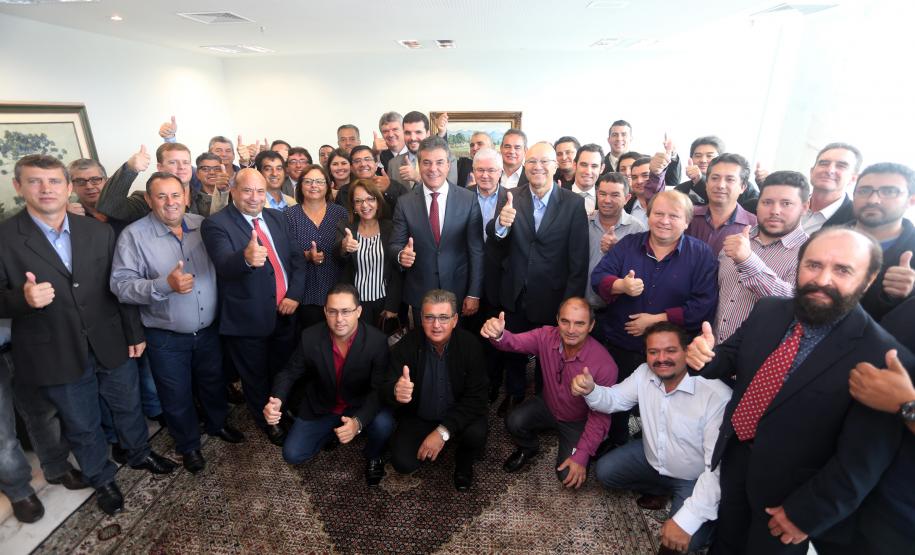 O governador Beto Richa aprovou nesta segunda-feira (20), durante reunião com prefeitos no Palácio Iguaçu, pedidos de financiamento de 72 municípios. São R$ 55,85 milhões que devem ser liberados pelo Sistema de Financiamento aos Municípios (SFM).foto Orlando KissnerAnpr.20/03/2017