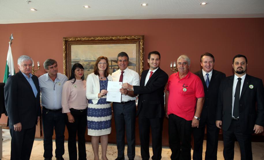 O governador Beto Richa aprovou nesta segunda-feira (20), durante reunião com prefeitos no Palácio Iguaçu, pedidos de financiamento de 72 municípios. São R$ 55,85 milhões que devem ser liberados pelo Sistema de Financiamento aos Municípios (SFM).foto Orlando Kissner/ANPr.20/03/2017