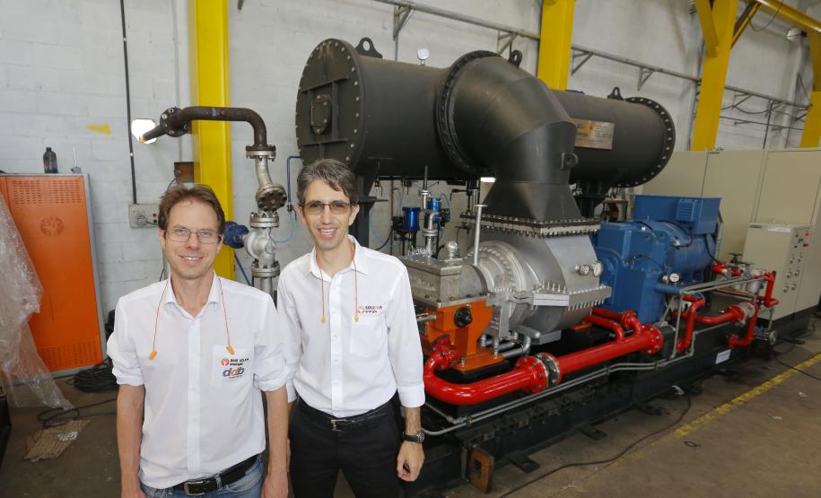 Rodrigo Duarte e Silvio Dalmolin, sócios da Solidda Energia, fabricante de turbinas a vapor a partir de biomassa. Crédito da Fomento Paraná ajudou no desenvolvimento do projeto das turbinas.
Foto: Arnaldo Alves / ANPr.