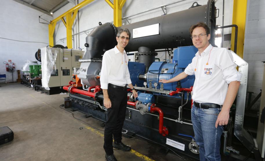Rodrigo Duarte e Silvio Dalmolin, sócios da Solidda Energia, fabricante de turbinas a vapor a partir de biomassa. Crédito da Fomento Paraná ajudou no desenvolvimento do projeto das turbinas.
Foto: Arnaldo Alves / ANPr.