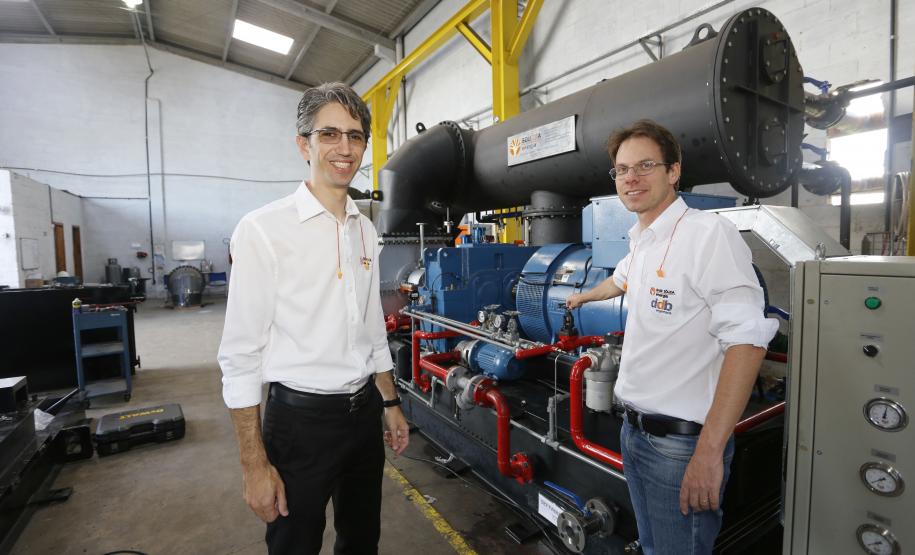 Rodrigo Duarte e Silvio Dalmolin, sócios da Solidda Energia, fabricante de turbinas a vapor a partir de biomassa. Crédito da Fomento Paraná ajudou no desenvolvimento do projeto das turbinas.
Foto: Arnaldo Alves / ANPr.