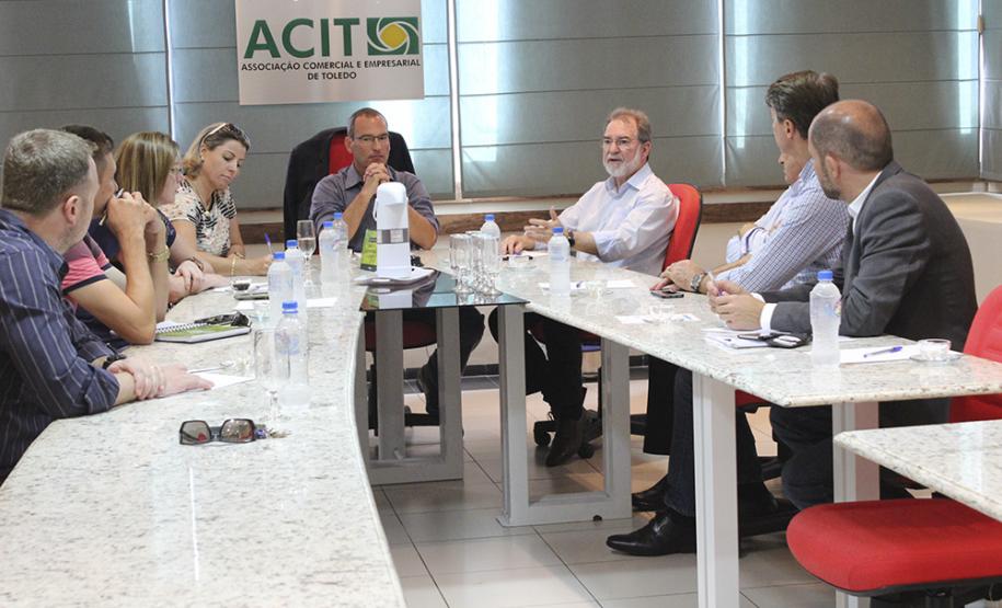 O presidente da Fomento Paraná Juraci Barbosa Sobrinho realizou na sexta-feira (24) uma visita técnica a Toledo. Pela manhã esteve reunido com a administração municipal, depois vistoriou os investimentos no município e também no setor privado. Também se reuniu com a Associação Comercial e Empresarial (Acit) para divulgar algumas linhas de créditos. Durante sua passagem, o representante enalteceu o crescimento e fortalecimento da instituição.