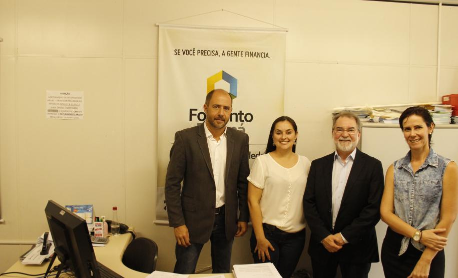 O presidente da Fomento Paraná Juraci Barbosa Sobrinho realizou na sexta-feira (24) uma visita técnica a Toledo. Pela manhã esteve reunido com a administração municipal, depois vistoriou os investimentos no município e também no setor privado. Também se reuniu com a Associação Comercial e Empresarial (Acit) para divulgar algumas linhas de créditos. Durante sua passagem, o representante enalteceu o crescimento e fortalecimento da instituição.
