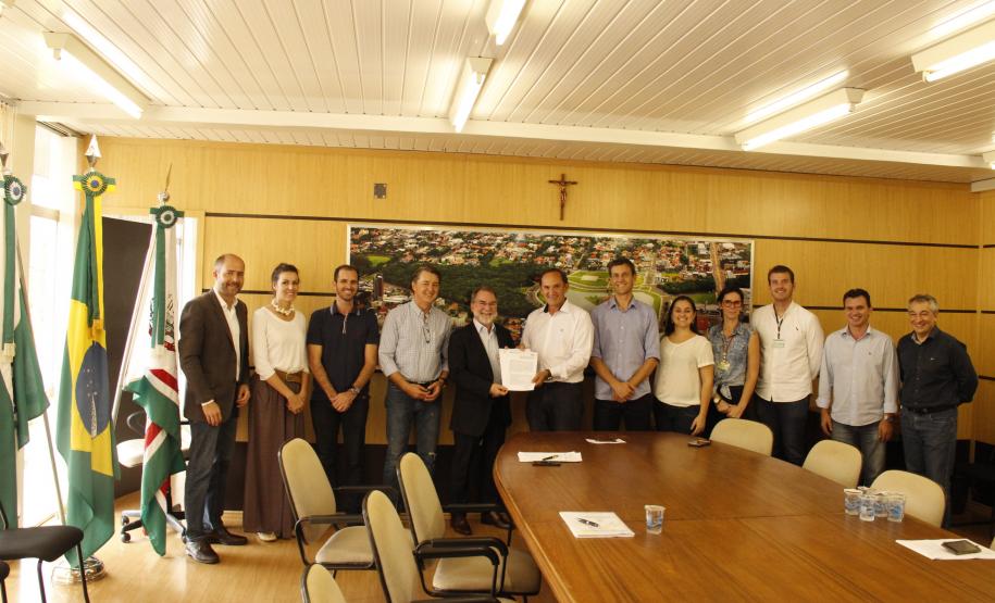 O presidente da Fomento Paraná Juraci Barbosa Sobrinho realizou na sexta-feira (24) uma visita técnica a Toledo. Pela manhã esteve reunido com a administração municipal, depois vistoriou os investimentos no município e também no setor privado. Também se reuniu com a Associação Comercial e Empresarial (Acit) para divulgar algumas linhas de créditos. Durante sua passagem, o representante enalteceu o crescimento e fortalecimento da instituição.