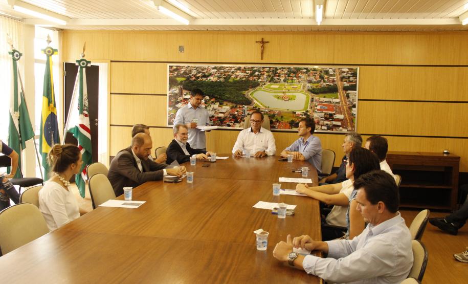 O presidente da Fomento Paraná Juraci Barbosa Sobrinho realizou na sexta-feira (24) uma visita técnica a Toledo. Pela manhã esteve reunido com a administração municipal, depois vistoriou os investimentos no município e também no setor privado. Também se reuniu com a Associação Comercial e Empresarial (Acit) para divulgar algumas linhas de créditos. Durante sua passagem, o representante enalteceu o crescimento e fortalecimento da instituição.