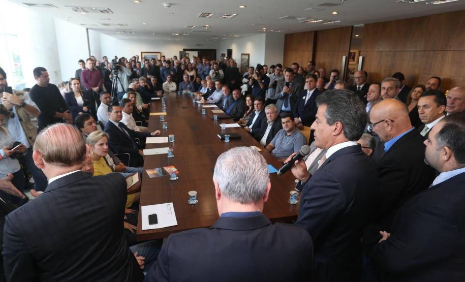 Prefeitos de 46 municípios, de diferentes regiões do Paraná, reuniram-se nesta quarta-feira (29) com o governador Beto Richa para solicitar autorização a pedidos de financiamentos, junto ao Governo do Estado, para investimentos nas cidades. No encontro, realizado no Palácio Iguaçu, em Curitiba, o governador autorizou o início dos trâmites. Somados, os projetos das prefeituras somam R$ 44,9 milhões. O crédito é da Fomento Paraná, pela linha Sistema de Financiamento dos Municípios (SFM).