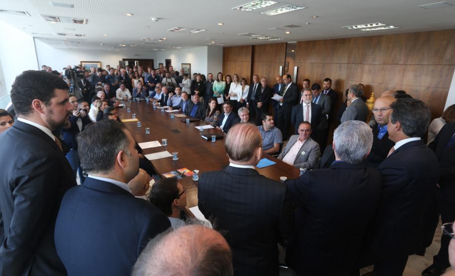 Prefeitos de 46 municípios, de diferentes regiões do Paraná, reuniram-se nesta quarta-feira (29) com o governador Beto Richa para solicitar autorização a pedidos de financiamentos, junto ao Governo do Estado, para investimentos nas cidades. No encontro, realizado no Palácio Iguaçu, em Curitiba, o governador autorizou o início dos trâmites. Somados, os projetos das prefeituras somam R$ 44,9 milhões. O crédito é da Fomento Paraná, pela linha Sistema de Financiamento dos Municípios (SFM).