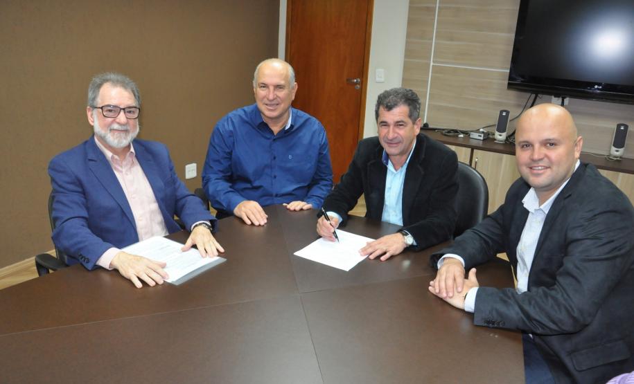 São José dos Pinhais renova parceria com a Fomento Paraná Acordo mantém o programa que oferece crédito a empreendedores locais e já liberou, desde 2011, mais de R$ 24,6 milhões em crédito.