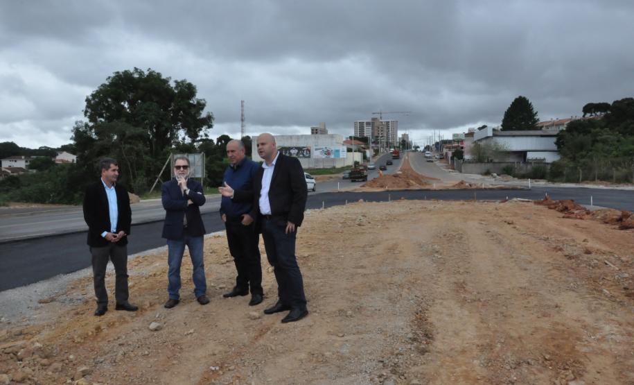 São José dos Pinhais renova parceria com a Fomento Paraná Juraci Barbosa, o prefeito Toninho, o deputado estadual Francisco Buhrer e o vice-prefeito e secretário de obras Thiago Buhrer, em vistoria a obras na Avenida Rui Barbosa, em São José dos Pinhais, que receberam financiamento do Governo do Estado, por meio da Fomento Paraná.