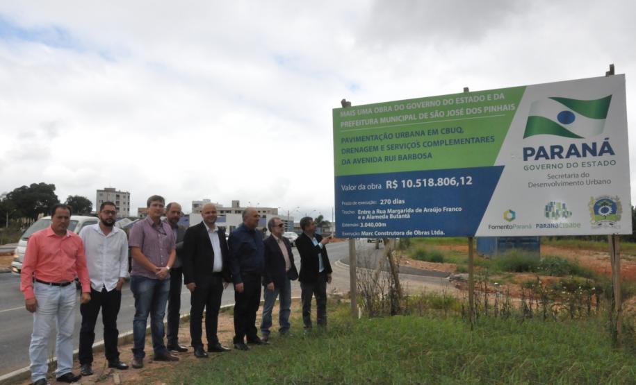 São José dos Pinhais renova parceria com a Fomento Paraná Juraci Barbosa, o prefeito Toninho, o deputado estadual Francisco Buhrer e o vice-prefeito e secretário de obras Thiago Buhrer, em vistoria a obras na Avenida Rui Barbosa, em São José dos Pinhais, que receberam financiamento do Governo do Estado, por meio da Fomento Paraná.