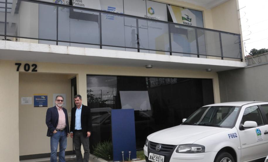 São José dos Pinhais renova parceria com a Fomento Paraná Juraci Barbosa e o prefeito Toninho na Secretaria do Trabalhador, onde funciona a Sala do Empreendedor, em parceria com a Fomento Paraná.