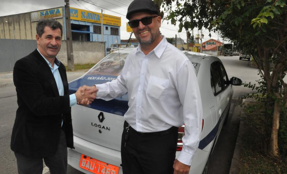 São José dos Pinhais renova parceria com a Fomento Paraná Taxista Ricardo Pires Reinaldo, que está financiando o segundo carro de táxi com a Fomento Paraná, com o prefeito de São José dos Pinhais, o Toninho da Farmácia.