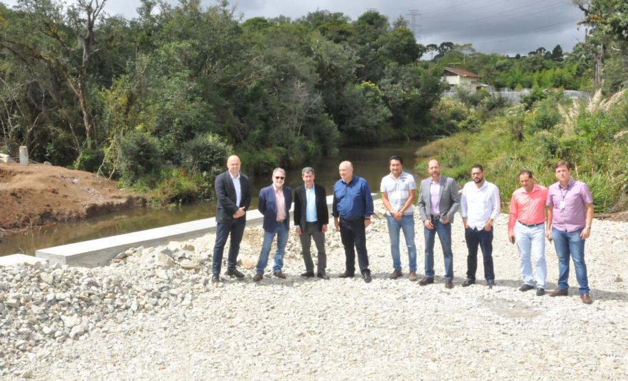 São José dos Pinhais renova parceria com a Fomento Paraná Juraci Barbosa, o prefeito Toninho, o deputado estadual Francisco Buhrer e o vice-prefeito e secretário de obras Thiago Buhrer, em vistoria a obras na rua Marechal Hermes, em São José dos Pinhais, que receberam financiamento de recursos do FGTS, por meio da Fomento Paraná.