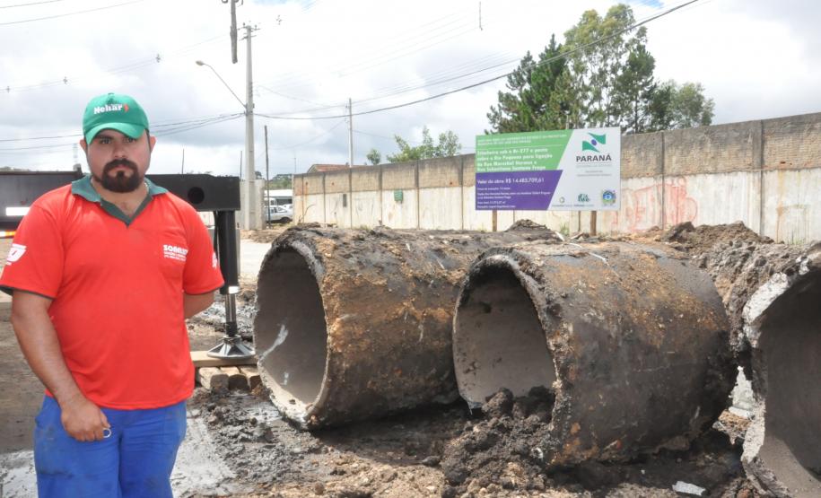 São José dos Pinhais renova parceria com a Fomento Paraná O motorista operador Cleverson Santos, que está feliz com as obras da Rua Marechal Hermes, onde tem salário maior, porque precisa fazer muitas horas extras.