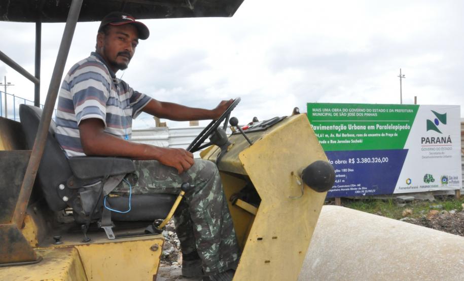 São José dos Pinhais renova parceria com a Fomento Paraná Motorista de rolo compressor Fernanco Duarte em obra de pavimentação com paralelepipedos.