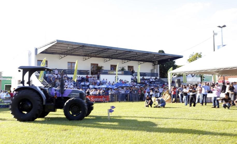 A Fomento Paraná é uma das patrocinadoras da Exposição Agropecuária e Industrial de Londrina que será aberta oficialmente nesta sexta-feira (31), no Parque Governador Ney Braga, em Londrina. O evento, que vai até o dia 9 de abril, tem como tema deste ano “Agronegócio, Tecnologia e os Novos Horizontes”.