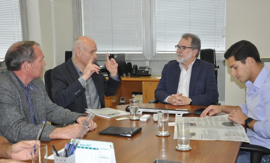 O presidente da ACIAI, empresário Oscar Muchau, acompanhado do secretário municipal de Desenvolvimento, Luis Antonio Andreassa, o vereador Rogerio Kuhn e o jornalista Nilton Pabis, da Folha de Irati, foram recebidos pelo presidente da Fomento Paraná, Juraci Barbosa. No encontro foi discutida a formalização da parceria, que prevê a criação de um espaço e da contratação e capacitação de um agente de crédito para atuar na ACIA para oferta de linhas de crédito aos empreendedores locais.