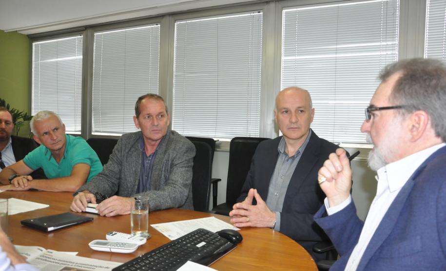 O presidente da ACIAI, empresário Oscar Muchau, acompanhado do secretário municipal de Desenvolvimento, Luis Antonio Andreassa, o vereador Rogerio Kuhn e o jornalista Nilton Pabis, da Folha de Irati, foram recebidos pelo presidente da Fomento Paraná, Juraci Barbosa. No encontro foi discutida a formalização da parceria, que prevê a criação de um espaço e da contratação e capacitação de um agente de crédito para atuar na ACIA para oferta de linhas de crédito aos empreendedores locais.