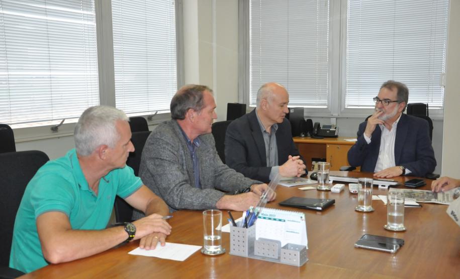 O presidente da ACIAI, empresário Oscar Muchau, acompanhado do secretário municipal de Desenvolvimento, Luis Antonio Andreassa, o vereador Rogerio Kuhn e o jornalista Nilton Pabis, da Folha de Irati, foram recebidos pelo presidente da Fomento Paraná, Juraci Barbosa. No encontro foi discutida a formalização da parceria, que prevê a criação de um espaço e da contratação e capacitação de um agente de crédito para atuar na ACIA para oferta de linhas de crédito aos empreendedores locais.
