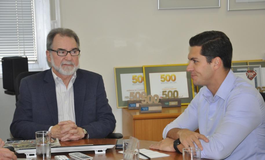 O presidente da ACIAI, empresário Oscar Muchau, acompanhado do secretário municipal de Desenvolvimento, Luis Antonio Andreassa, o vereador Rogerio Kuhn e o jornalista Nilton Pabis, da Folha de Irati, foram recebidos pelo presidente da Fomento Paraná, Juraci Barbosa. No encontro foi discutida a formalização da parceria, que prevê a criação de um espaço e da contratação e capacitação de um agente de crédito para atuar na ACIA para oferta de linhas de crédito aos empreendedores locais.