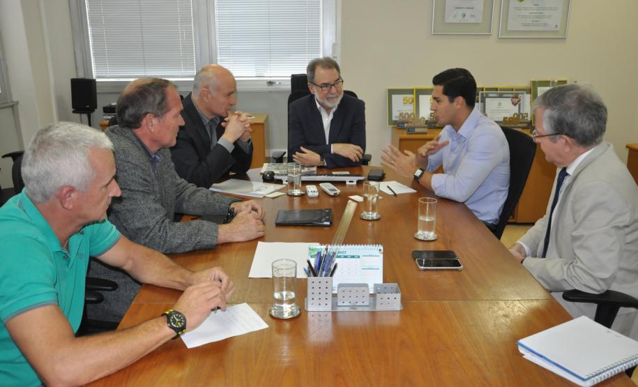 O presidente da ACIAI, empresário Oscar Muchau, acompanhado do secretário municipal de Desenvolvimento, Luis Antonio Andreassa, o vereador Rogerio Kuhn e o jornalista Nilton Pabis, da Folha de Irati, foram recebidos pelo presidente da Fomento Paraná, Juraci Barbosa. No encontro foi discutida a formalização da parceria, que prevê a criação de um espaço e da contratação e capacitação de um agente de crédito para atuar na ACIA para oferta de linhas de crédito aos empreendedores locais.