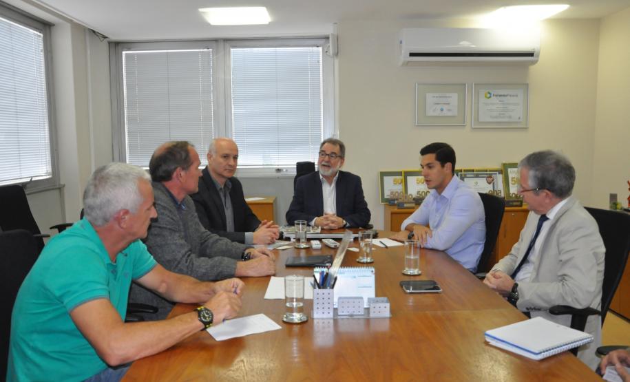 O presidente da ACIAI, empresário Oscar Muchau, acompanhado do secretário municipal de Desenvolvimento, Luis Antonio Andreassa, o vereador Rogerio Kuhn e o jornalista Nilton Pabis, da Folha de Irati, foram recebidos pelo presidente da Fomento Paraná, Juraci Barbosa. No encontro foi discutida a formalização da parceria, que prevê a criação de um espaço e da contratação e capacitação de um agente de crédito para atuar na ACIA para oferta de linhas de crédito aos empreendedores locais.