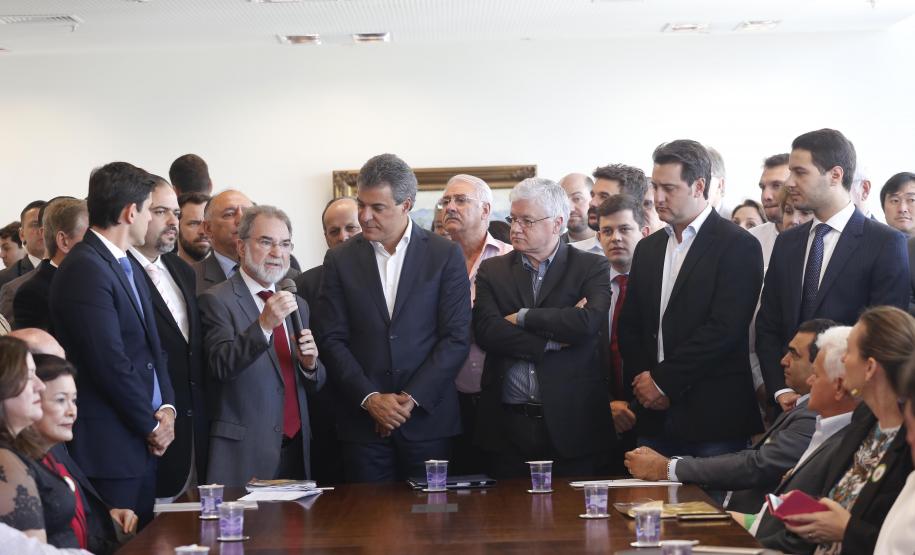 O governador Beto Richa recebeu no Palácio Iguaçu, prefeitos de 65 municípios, de diferentes regiões do Paraná para solicitar autorização a pedidos de financiamentos, junto ao Governo do Estado, para investimentos nas cidades. O crédito para as obras é da Fomento Paraná, pela linha Sistema de Financiamento dos Municípios (SFM).