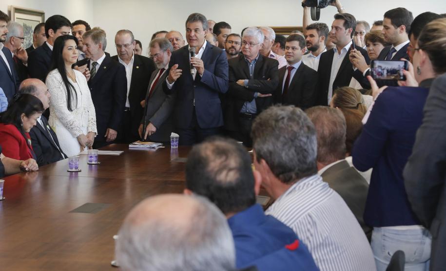 O governador Beto Richa recebeu no Palácio Iguaçu, prefeitos de 65 municípios, de diferentes regiões do Paraná para solicitar autorização a pedidos de financiamentos, junto ao Governo do Estado, para investimentos nas cidades. O crédito para as obras é da Fomento Paraná, pela linha Sistema de Financiamento dos Municípios (SFM).