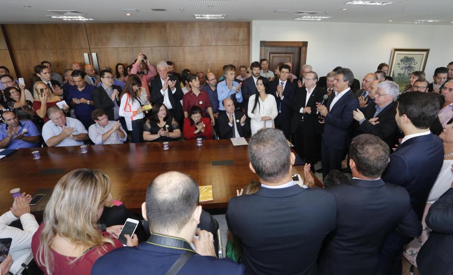 O governador Beto Richa recebeu no Palácio Iguaçu, prefeitos de 65 municípios, de diferentes regiões do Paraná para solicitar autorização a pedidos de financiamentos, junto ao Governo do Estado, para investimentos nas cidades. O crédito para as obras é da Fomento Paraná, pela linha Sistema de Financiamento dos Municípios (SFM).