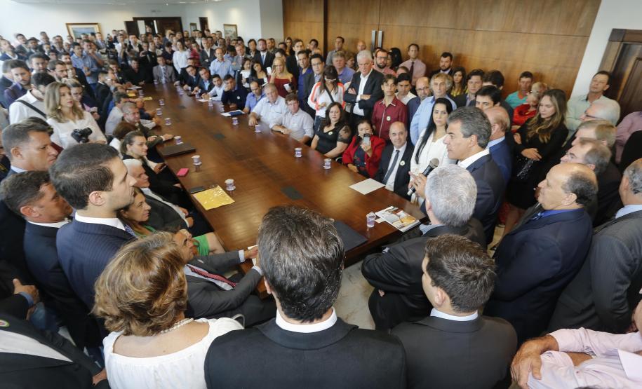 O governador Beto Richa recebeu no Palácio Iguaçu, prefeitos de 65 municípios, de diferentes regiões do Paraná para solicitar autorização a pedidos de financiamentos, junto ao Governo do Estado, para investimentos nas cidades. O crédito para as obras é da Fomento Paraná, pela linha Sistema de Financiamento dos Municípios (SFM).