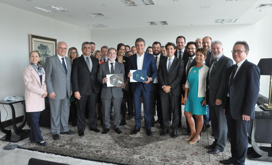 O governador Beto Richa recebeu o Relatório de Gestão 2011-2016 da Fomento Paraná – instituição financeira de desenvolvimento do Estado. A publicação traz um relato da transformação da Fomento Paraná nos últimos seis anos e conta histórias de diversos empreendedores, dos mais diferentes portes e regiões do Estado, que foram beneficiados pelo crédito.