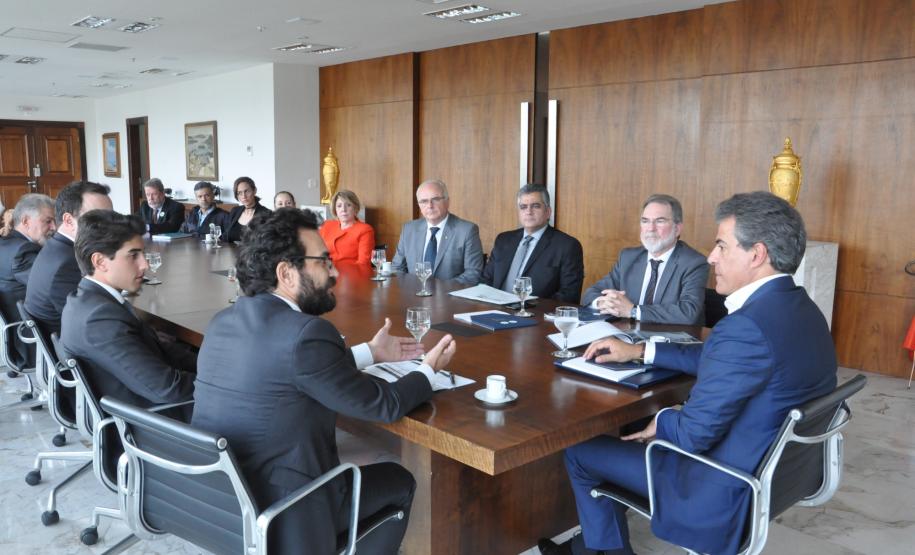 O governador Beto Richa recebeu o Relatório de Gestão 2011-2016 da Fomento Paraná – instituição financeira de desenvolvimento do Estado. A publicação traz um relato da transformação da Fomento Paraná nos últimos seis anos e conta histórias de diversos empreendedores, dos mais diferentes portes e regiões do Estado, que foram beneficiados pelo crédito.