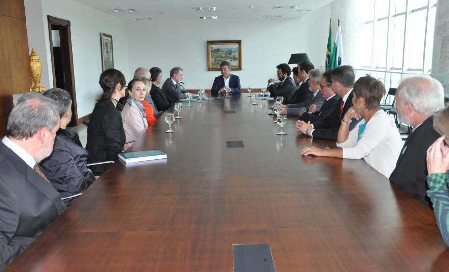 O governador Beto Richa recebeu o Relatório de Gestão 2011-2016 da Fomento Paraná – instituição financeira de desenvolvimento do Estado. A publicação traz um relato da transformação da Fomento Paraná nos últimos seis anos e conta histórias de diversos empreendedores, dos mais diferentes portes e regiões do Estado, que foram beneficiados pelo crédito.