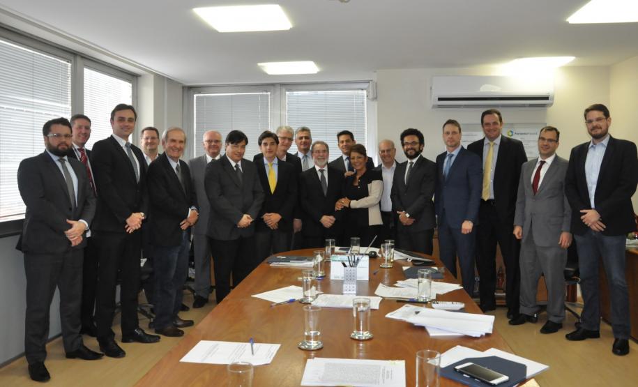 Fomento Paraná aprova novo estatuto O Conselho de Administração (CAD) da Fomento Paraná e a Assembleia Geral Ordinária da instituição financeira de desenvolvimento do Governo do Estado aprovaram o novo estatuto da empresa.