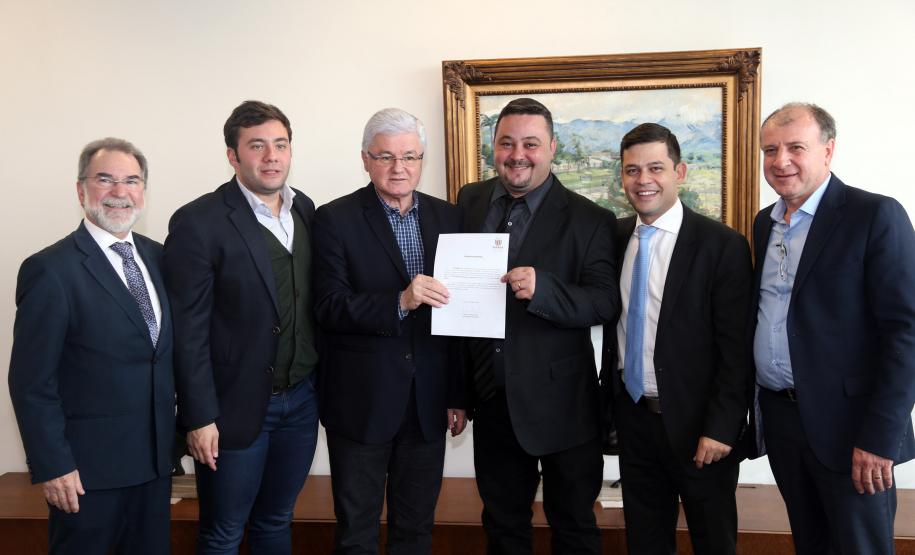 Prefeitos de 15 municípios paranaenses reuniram-se nesta quarta-feira (26) no Palácio Iguaçu, em Curitiba, para pedir autorização a financiamentos junto ao Governo do Estado.O crédito é da Fomento Paraná, pela linha Sistema de Financiamento dos Municípios (SFM).