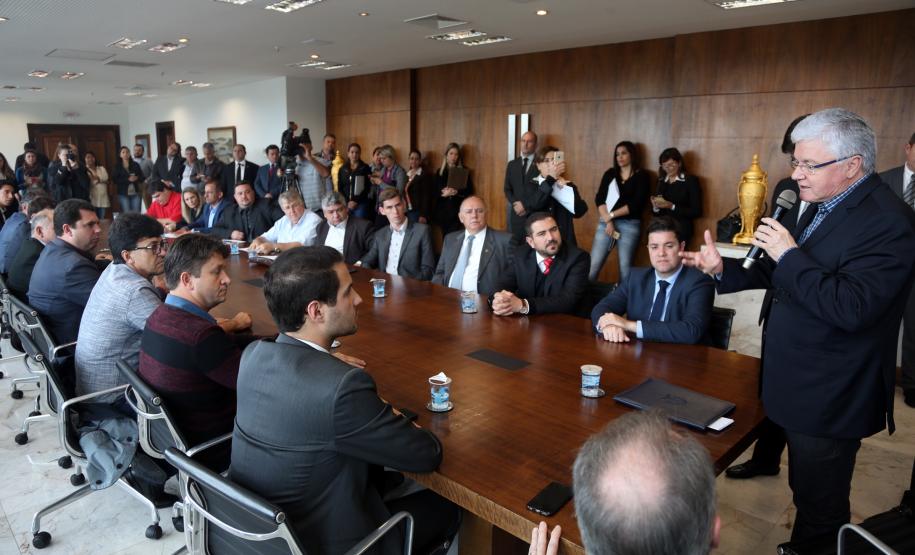 Prefeitos de 15 municípios paranaenses reuniram-se nesta quarta-feira (26) no Palácio Iguaçu, em Curitiba, para pedir autorização a financiamentos junto ao Governo do Estado.O crédito é da Fomento Paraná, pela linha Sistema de Financiamento dos Municípios (SFM).