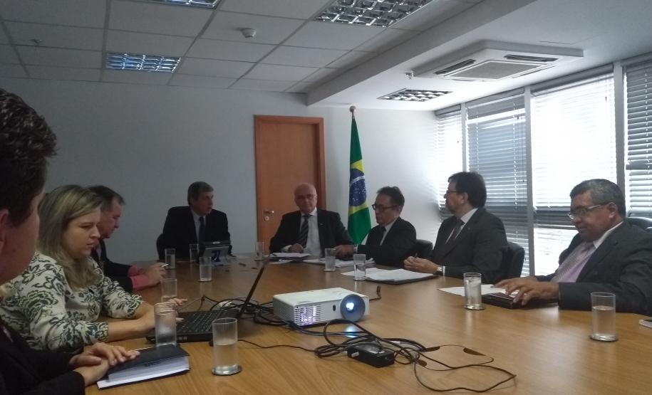 Fomento Paraná discute em Brasília financiamentos para projetos de mobilidade urbana dos municípios A Fomento Paraná participou de uma reunião em Brasília, na quinta-feira (27/4), com o secretário nacional de Transporte e da Mobilidade Urbana, José Roberto Generoso. O encontro teve a participação de representantes de todas as agências de fomento e bancos de desenvolvimento do país.