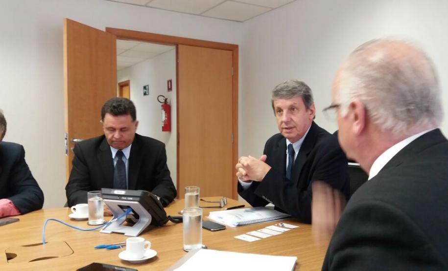 Fomento Paraná discute em Brasília financiamentos para projetos de mobilidade urbana dos municípios O diretor de Operações do Setor Público, Omar Sabbag Filho, e o assessor de Operações do Setor Privado, Claudio Shigueoka, representam a Fomento Paraná em reunião com o secretário nacional de Transporte e da Mobilidade Urbana, José Roberto Generoso.