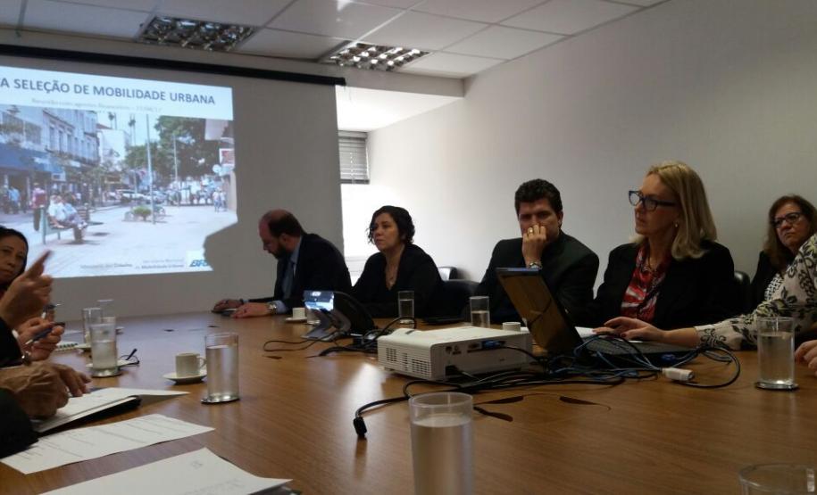 Fomento Paraná discute em Brasília financiamentos para projetos de mobilidade urbana dos municípios O diretor de Operações do Setor Público, Omar Sabbag Filho, e o assessor de Operações do Setor Privado, Claudio Shigueoka, representam a Fomento Paraná em reunião com o secretário nacional de Transporte e da Mobilidade Urbana, José Roberto Generoso.