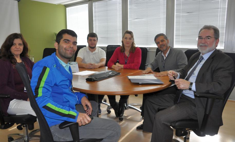 Fomento Paraná empossa integrantes da CIPA Foram empossados nesta terça-feira (2/5) os integrantes da nova gestão da Comissão Interna de Prevenção de Acidentes – CIPA da Fomento Paraná para o período entre 2 de maio de 2017 e 2 de maio de 2018. Na imagem, integrantes assinam com a direção da Fomento Paraná a ata que oficializa o processo de eleição para a CIPA.