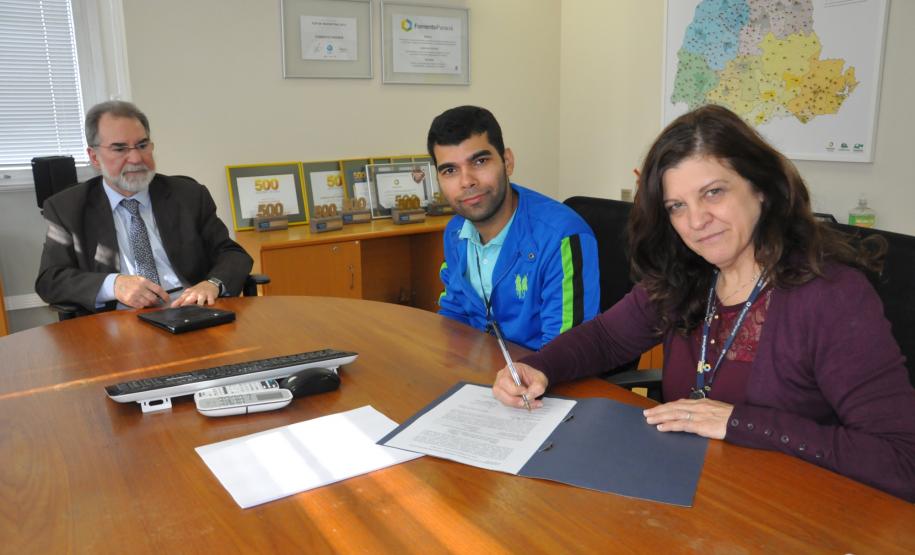 Fomento Paraná empossa integrantes da CIPA Foram empossados nesta terça-feira (2/5) os integrantes da nova gestão da Comissão Interna de Prevenção de Acidentes – CIPA da Fomento Paraná para o período entre 2 de maio de 2017 e 2 de maio de 2018. Na imagem, o presidente Juraci Barbosa, Italo Gomes e Ivana Derci.