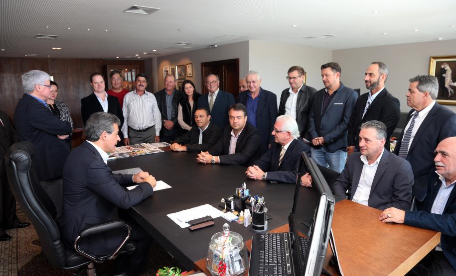 Mais 27 municípios foram autorizados a iniciar processo visando a obtenção de financiamento junto ao Governo do Estado para investir em melhorias urbanas. Os recursos somam R$ 45,3 milhões. A autorização para início dos trâmites foi dada pelo governador Beto Richa em encontro com os prefeitos, no Palácio Iguaçu, em Curitiba.