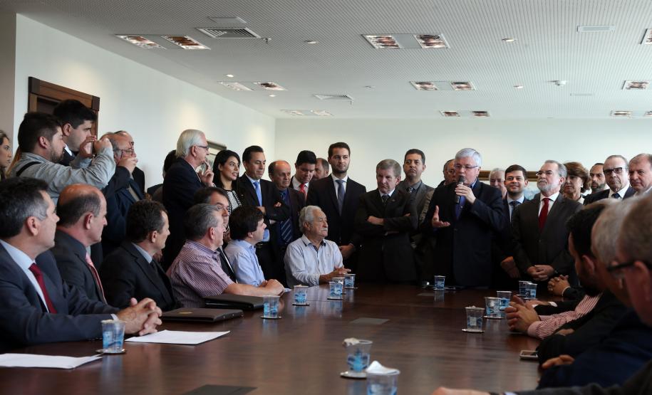 Mais 27 municípios foram autorizados a iniciar processo visando a obtenção de financiamento junto ao Governo do Estado para investir em melhorias urbanas. Os recursos somam R$ 45,3 milhões. A autorização para início dos trâmites foi dada pelo governador Beto Richa em encontro com os prefeitos, no Palácio Iguaçu, em Curitiba.