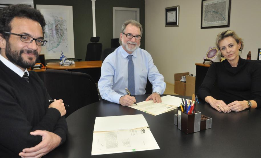 Pelos termos do convênio, que terá duração de 48 meses, o BID repassará à Fomento Paraná US$ 200 mil, em recursos não reembolsáveis, para o desenvolvimento do mercado de energias renováveis no Estado.