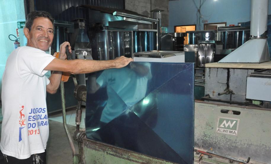 Marcelino fabrica artefaros de inox, como máquinas de shawarma, churrasqueiras, espetos e copos de tereré. Crédito da Fomento Paraná ajudou empreendedor na compra de máquinas e reforma do barracão.
