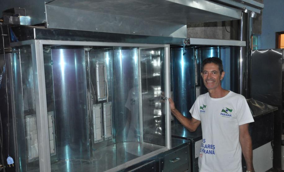 Marcelino fabrica artefaros de inox, como máquinas de shawarma, churrasqueiras, espetos e copos de tereré. Crédito da Fomento Paraná ajudou empreendedor na compra de máquinas e reforma do barracão.