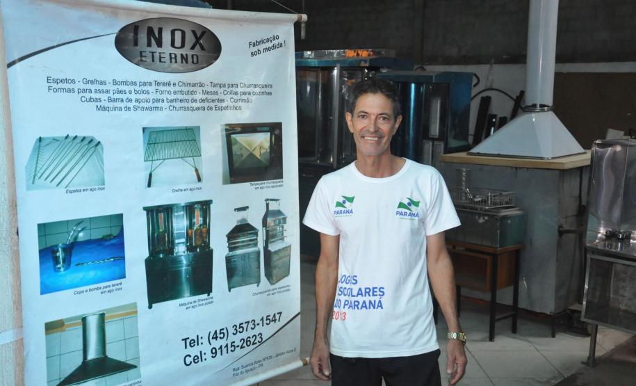 Marcelino fabrica artefaros de inox, como máquinas de shawarma, churrasqueiras, espetos e copos de tereré. Crédito da Fomento Paraná ajudou empreendedor na compra de máquinas e reforma do barracão.